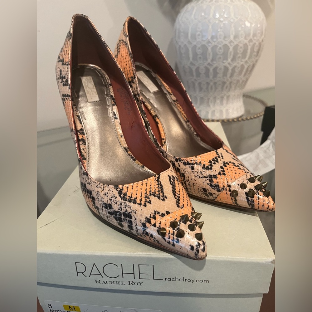 Rachel Roy textured pump